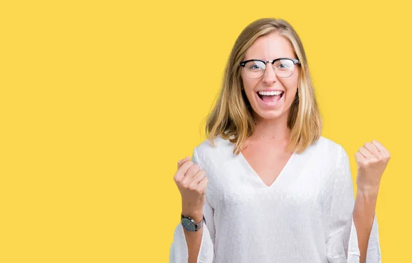 Hermosa Joven Con Gafas Sobre Fondo Aislado Celebrando Sorprendida Sorprendida —  Fotos de Stock