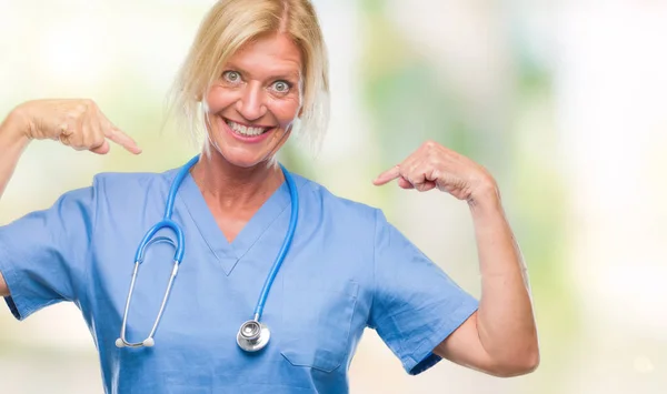 간호사 얼굴에 미소와 자신감 자부심과 손가락으로 자신을 가리키는 — 스톡 사진