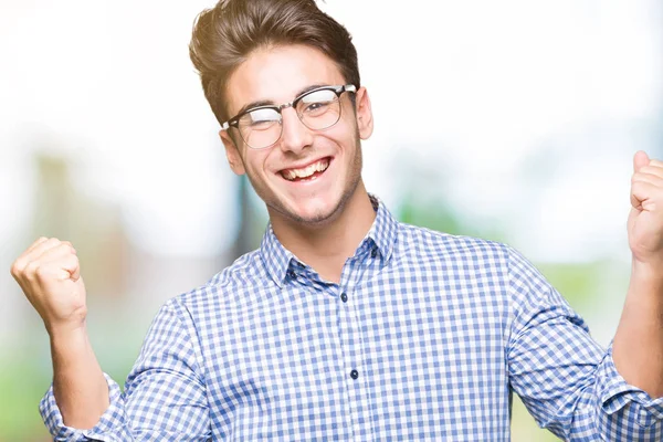 Joven Hombre Guapo Con Gafas Sobre Fondo Aislado Celebrando Sorprendido —  Fotos de Stock