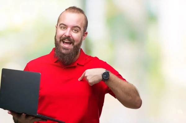 Jovem Caucasiano Homem Usando Computador Portátil Sobre Fundo Isolado Com — Fotografia de Stock