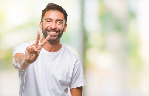 Volwassen Spaanse Man Geïsoleerde Achtergrond Glimlachend Zoek Naar Camera Vingers — Stockfoto