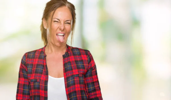 中年の大人女性の舌を付着分離の背景にカジュアルなジャケットを着てアウト面白い表現に満足 感情の概念 — ストック写真