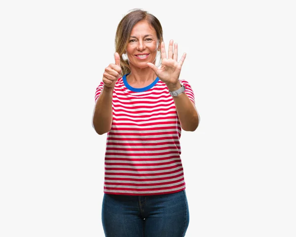 孤立した背景表示と指で上向きに中年年配のヒスパニック系女性ナンバー 自信を持って 幸せな笑みを浮かべて — ストック写真