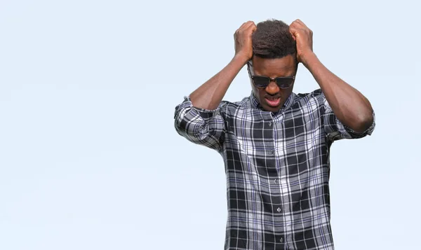 Hombre Afroamericano Joven Con Gafas Sol Sobre Fondo Aislado Que — Foto de Stock