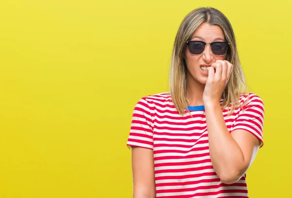 Mujer Hermosa Joven Con Gafas Sol Sobre Fondo Aislado Mirando —  Fotos de Stock