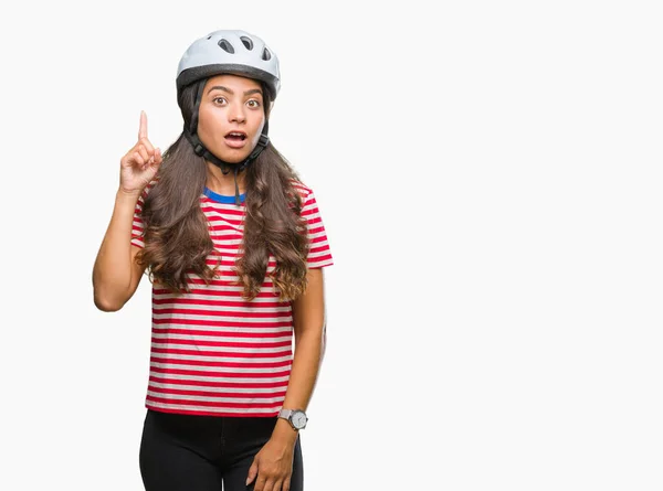 Junge Arabische Radfahrerin Mit Schutzhelm Über Isoliertem Hintergrund Zeigt Mit — Stockfoto