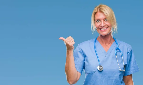 Blonde Krankenschwester Mittleren Alters Chirurgin Ärztin Mit Isoliertem Hintergrund Lächelt — Stockfoto