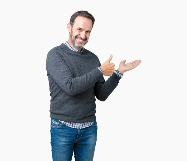 英俊的中年男子穿着一件毛衣在孤立的背景显示手掌手和做确定的手势竖起大拇指 微笑着快乐和开朗 — 图库照片