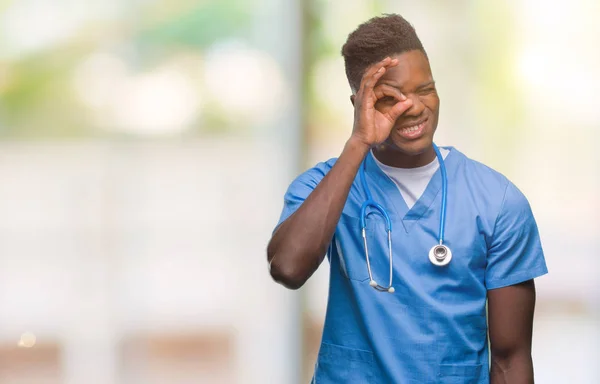 Jeune Homme Médecin Afro Américain Sur Fond Isolé Portant Uniforme — Photo