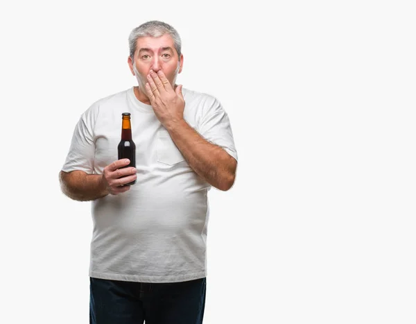 Knappe Man Van Senior Drinken Bierfles Geïsoleerde Achtergrond Dekking Mond — Stockfoto