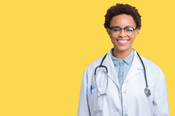 Joven Mujer Médica Afroamericana Que Usa Abrigo Médico Sobre Fondo — Foto de Stock