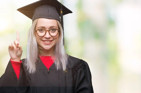 Młoda Blond Kobieta Ubrana Absolwent Uniform Nad Palcem Wskazującym Białym — Zdjęcie stockowe