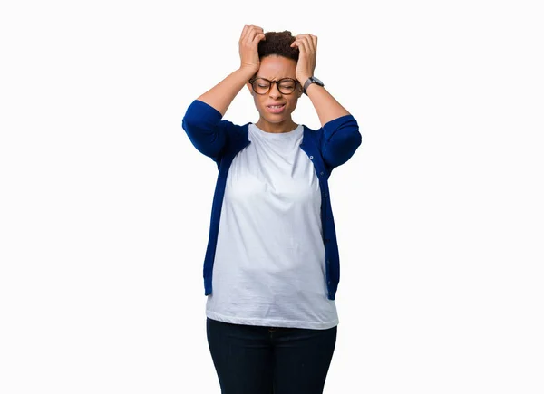 若くてきれいなアフリカ系アメリカ人女性ため必死と強調した頭痛に苦しんで孤立の背景に眼鏡をかけてのの痛みと片頭痛 頭に手 — ストック写真