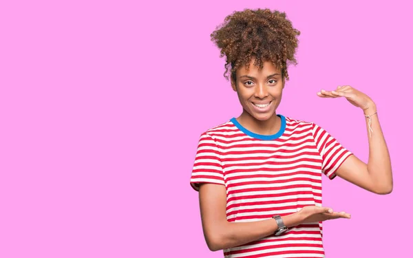 Hermosa Mujer Afroamericana Joven Sobre Fondo Aislado Gesto Con Las —  Fotos de Stock