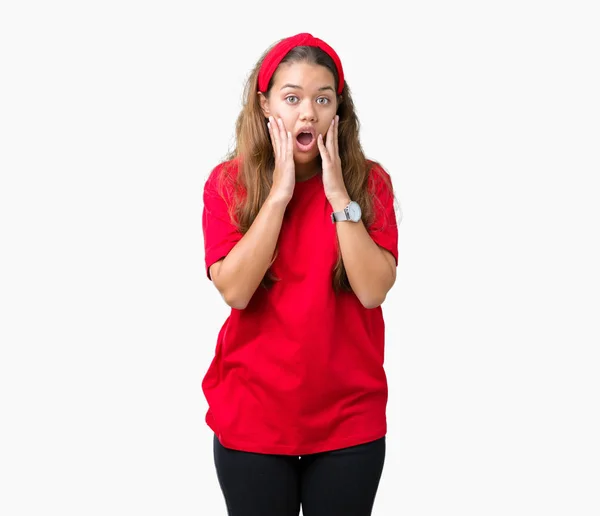 驚きの表現 恐怖と興奮した顔でショックを受けた分離の背景に赤い シャツを着て若い美しいブルネットの女性 — ストック写真
