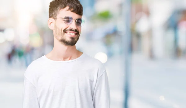 Junger Gutaussehender Mann Mit Sonnenbrille Über Isoliertem Hintergrund Der Mit — Stockfoto