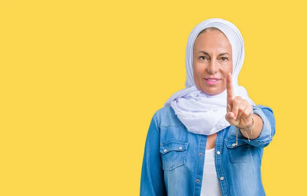 Middelbare Leeftijd Oost Arabische Vrouw Dragen Arabische Hijab Geïsoleerde Achtergrond — Stockfoto