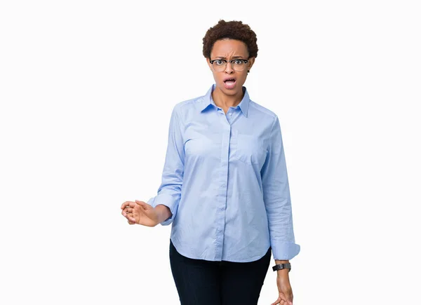 懐疑的 皮肉を探している若い美しいアフリカ系アメリカ人ビジネス女性ショック顔に孤立した背景には口を開けて驚いた — ストック写真
