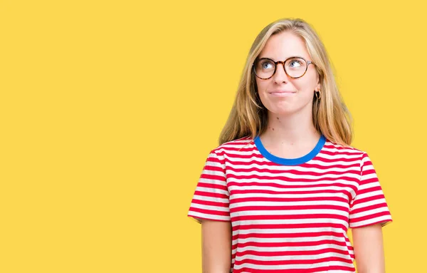 Schöne Junge Frau Mit Brille Über Isoliertem Hintergrund Lächelt Seite — Stockfoto