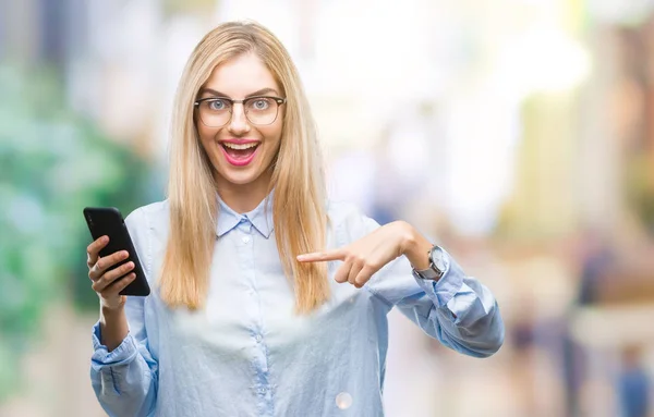 Junge Schöne Blonde Geschäftsfrau Mit Smartphone Über Isolierten Hintergrund Mit — Stockfoto