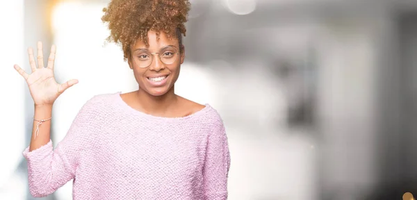 Mooie Jonge African American Vrouw Dragen Bril Geïsoleerde Achtergrond Weergeven — Stockfoto