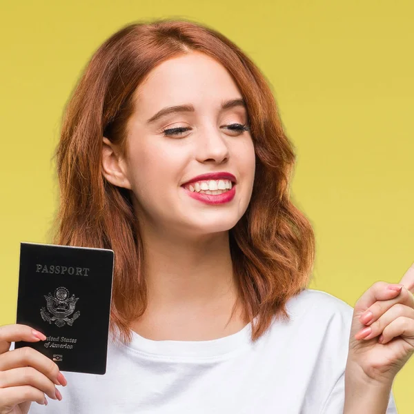 Młoda Kobieta Piękne Posiadający Paszport Stany Zjednoczone Ameryki Białym Tle — Zdjęcie stockowe
