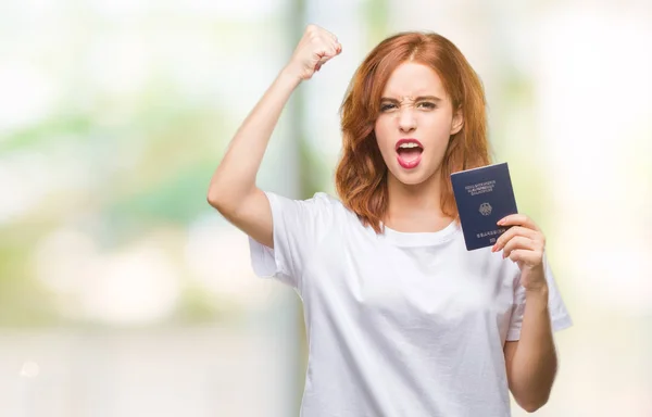 Jovem Bela Mulher Segurando Passaporte Alemanha Sobre Fundo Isolado Irritado — Fotografia de Stock