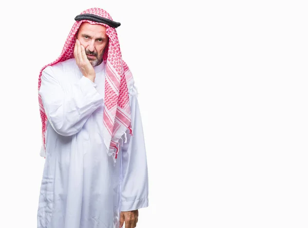 Ledande Arabiska Mannen Bära Keffiyeh Över Isolerade Bakgrund Tänkande Ser — Stockfoto