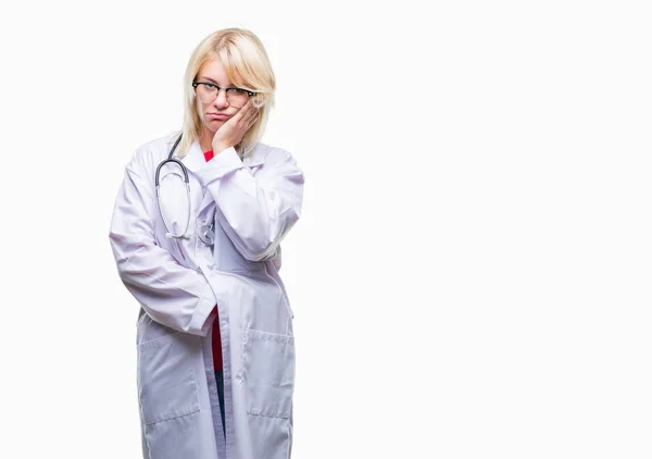 Jonge Mooie Blonde Dokter Vrouw Dragen Van Medische Uniform Geïsoleerde — Stockfoto