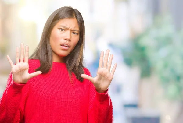 上冬のセーターを着ている若いアジア女性は ショックで叫び恐れて恐怖恐怖式停止手ジェスチャーで バック グラウンドを分離しました パニックのコンセプト — ストック写真