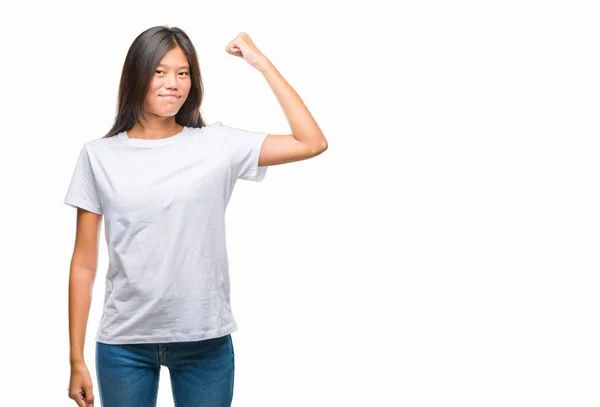 Jovem Mulher Asiática Sobre Fundo Isolado Mostrando Braços Músculos Sorrindo — Fotografia de Stock