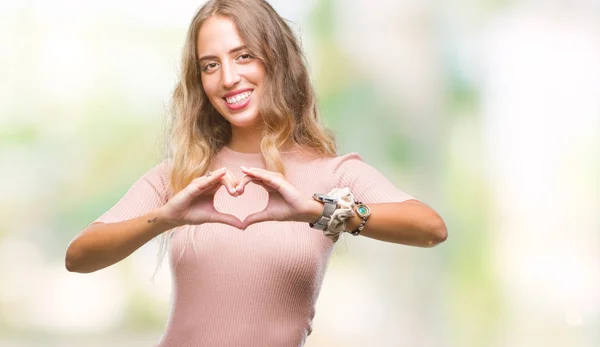 Hermosa Joven Rubia Sobre Fondo Aislado Sonriendo Amor Mostrando Símbolo — Foto de Stock