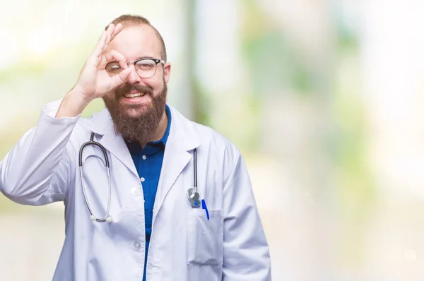 Jovem Homem Médico Caucasiano Vestindo Casaco Branco Médico Sobre Fundo — Fotografia de Stock