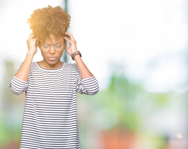 Linda Jovem Afro Americana Usando Óculos Sobre Fundo Isolado Com — Fotografia de Stock