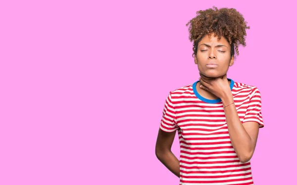 Linda Jovem Afro Americana Sobre Fundo Isolado Tocando Pescoço Doloroso — Fotografia de Stock