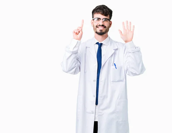 Giovane Scienziato Professionista Uomo Indossa Cappotto Bianco Sfondo Isolato Mostrando — Foto Stock