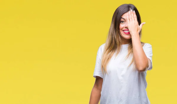 Junge Schöne Frau Lässig Weißes Shirt Über Isoliertem Hintergrund Bedeckt — Stockfoto