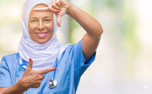 Старшая Арабская Медсестра Средних Лет Носит Хиджаб Изолированном Фоне Улыбаясь — стоковое фото