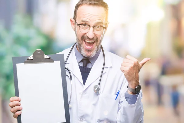 Idade Média Idoso Hoary Médico Homem Segurando Prancheta Isolado Fundo — Fotografia de Stock