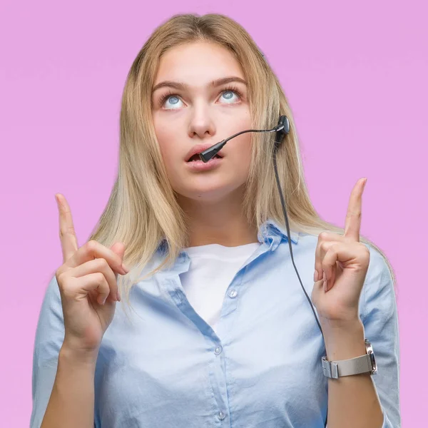 Jonge Kaukasische Zakenvrouw Call Center Hoofdtelefoon Dragen Geïsoleerd Achtergrond Verbaasd — Stockfoto