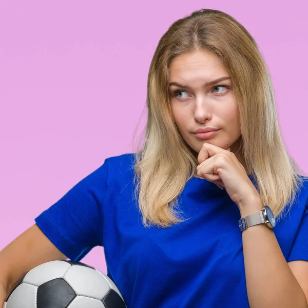 Junge Kaukasische Frau Hält Fußball Über Isoliertem Hintergrund Ernstes Gesicht — Stockfoto