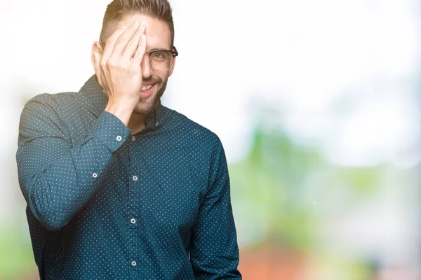 Jovem Homem Negócios Bonito Usando Óculos Sobre Fundo Isolado Cobrindo — Fotografia de Stock