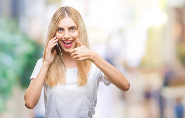 Joven Hermosa Mujer Rubia Hablando Con Teléfono Inteligente Sobre Fondo — Foto de Stock