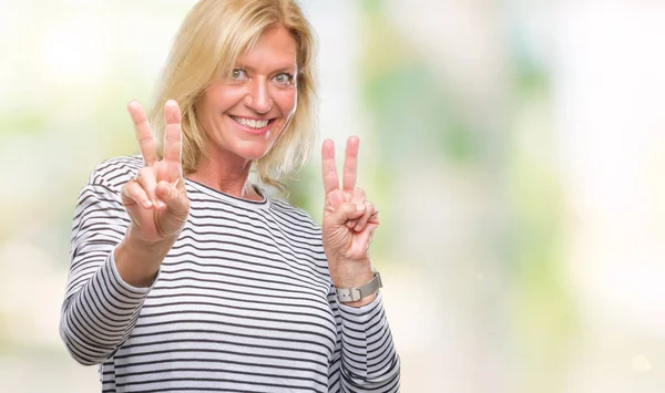 Mulher Loira Meia Idade Sobre Fundo Isolado Sorrindo Olhando Para — Fotografia de Stock