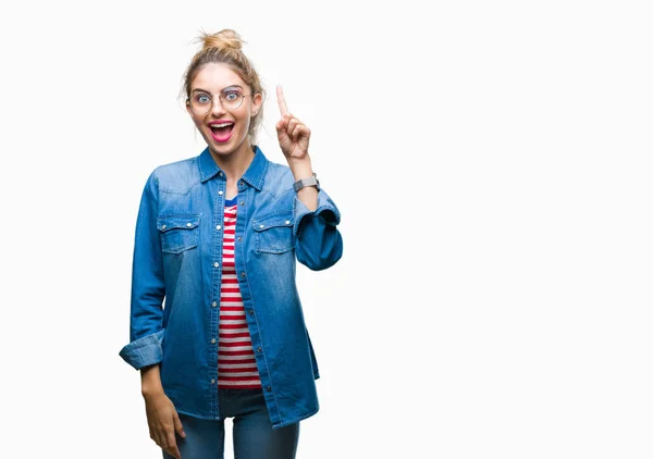 Jovem Mulher Loira Bonita Usando Óculos Sobre Fundo Isolado Apontando — Fotografia de Stock