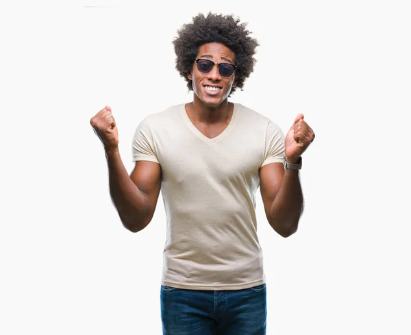 Hombre Afroamericano Con Gafas Sol Sobre Fondo Aislado Celebrando Sorprendido —  Fotos de Stock