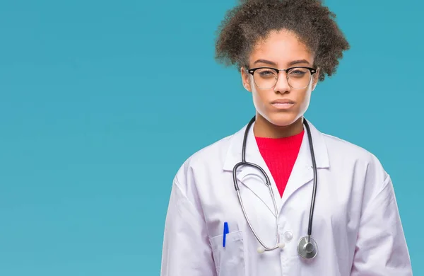 Junge Afroamerikanische Ärztin Mit Isoliertem Hintergrund Skeptisch Und Nervös Und — Stockfoto