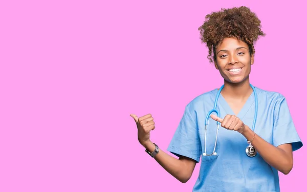 Junge Afrikanisch Amerikanische Ärztin Mit Isoliertem Hintergrund Die Mit Erhobenem — Stockfoto
