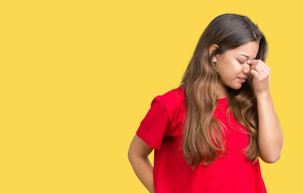 Jovem Bela Mulher Morena Vestindo Camiseta Vermelha Sobre Fundo Isolado — Fotografia de Stock