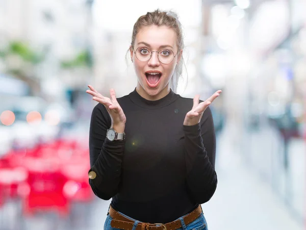 Giovane Donna Bionda Con Gli Occhiali Sfondo Isolato Che Celebra — Foto Stock